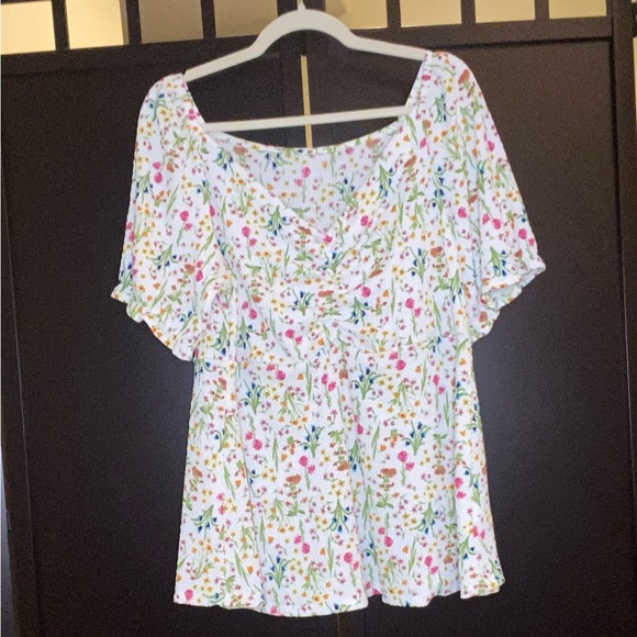 White top with small floral design - Picture 1 of 4